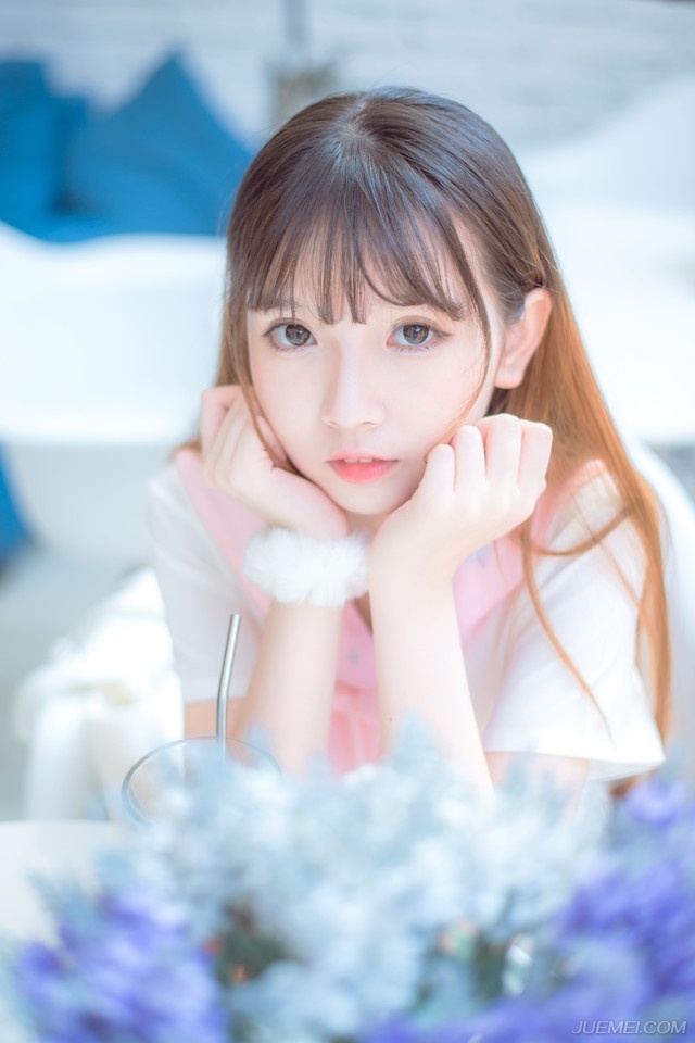 男人——百分之八十的那类男人，潜意识里只有两样东西——自尊心和虚荣心。能够掌握到这种心理，叫一个骄傲的大男人站起来坐下去，都容易得很。